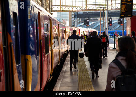 Pendolari di salire a bordo di un sud western con il treno alla stazione di Waterloo Foto Stock