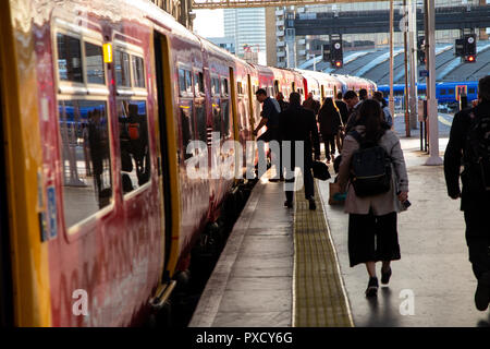 Pendolari di salire a bordo di un sud western con il treno alla stazione di Waterloo Foto Stock