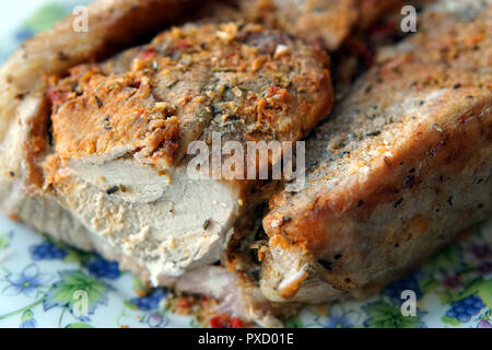 Cotta grande pezzo di carne di maiale, cotta spalla di suino Foto Stock