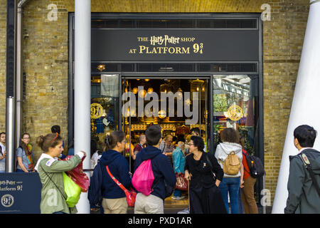 Il Harry Potter Shop in corrispondenza della piattaforma 9 ¾ Kings Cross Station entrata con gli acquirenti di esplorazione e code al di fuori di Londra, Regno Unito Foto Stock