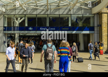 Pendolari che entrano e lasciano l'ingresso principale alla stazione di King Cross su una soleggiata giornata estiva, London, Regno Unito Foto Stock