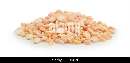 Pila giallo piselli spezzati isolato su uno sfondo bianco Foto Stock