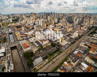 Grande città, grandi viali, case ed edifici. Luce (quartiere Bairro da Luz), Sao Paulo in Brasile, Sud America. Ferrovia metropolitana e treni. Foto Stock