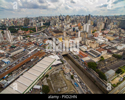 Grande città, grandi viali, case ed edifici. Luce (quartiere Bairro da Luz), Sao Paulo in Brasile, Sud America. Ferrovia metropolitana e treni. Foto Stock