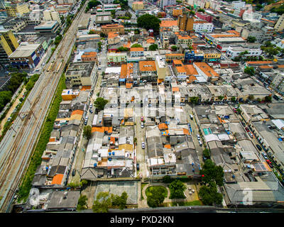 Grande città, grandi viali, case ed edifici. Luce (quartiere Bairro da Luz), Sao Paulo in Brasile, Sud America. Ferrovia metropolitana e treni. Foto Stock