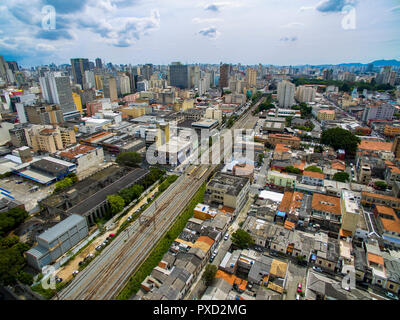 Grande città, grandi viali, case ed edifici. Luce (quartiere Bairro da Luz), Sao Paulo in Brasile, Sud America. Ferrovia metropolitana e treni. Foto Stock