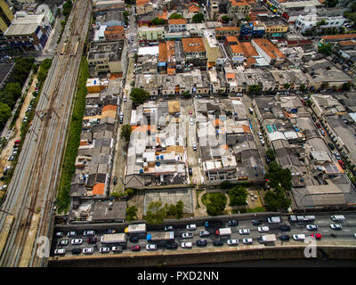 Grande città, grandi viali, case ed edifici. Luce (quartiere Bairro da Luz), Sao Paulo in Brasile, Sud America. Ferrovia metropolitana e treni. Foto Stock