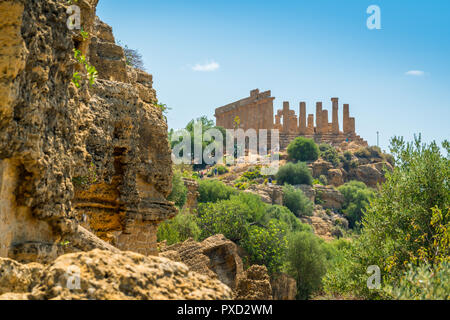 Vista panoramica del Tempio di Giunone nella Valle dei Templi di Agrigento. La Sicilia Il sud dell'Italia. Foto Stock