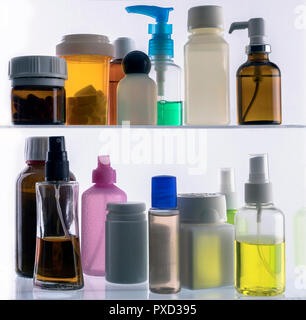 Diversi tipi di contenitori di cosmetici e medicinali isolato su sfondo bianco Foto Stock