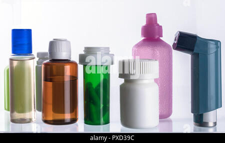 Diversi tipi di imballaggi cosmetici e medicinali isolati su sfondo bianco Foto Stock