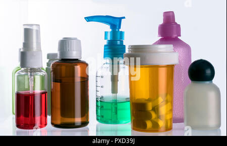 Diversi tipi di contenitori di cosmetici e medicinali isolato su sfondo bianco Foto Stock