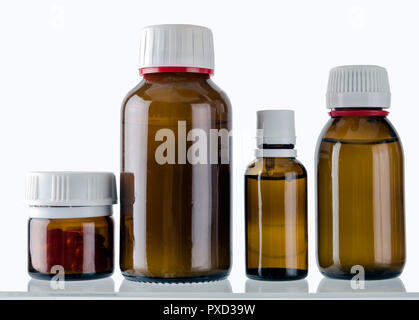 Diversi tipi di contenitori di cosmetici e medicinali isolato su sfondo bianco Foto Stock