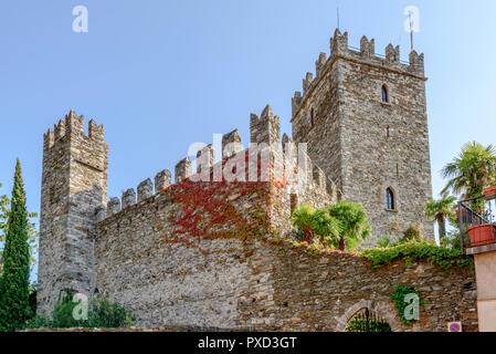 Il castello medievale di Rezzonico, girato in caduta luminosa luce a San Siro, Como, Italia Foto Stock