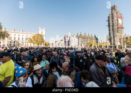 La folla riempito Piazza del Parlamento durante il voto popolare marzo chiamando per un secondo referendum Brexit. Foto Stock