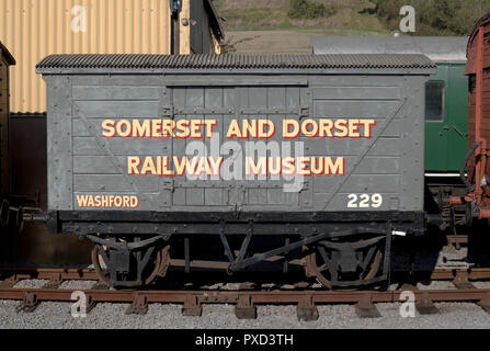 Il Somerset e Dorset Museo Ferroviario segno su un carro merci alla stazione di Washford, Somerset, Regno Unito, sulla West Somerset Railway Foto Stock