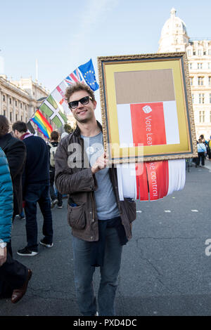 I manifestanti hanno marciato lungo il Westminster con segni, banner e cani per chiedere un voto popolare su un secondo referendum Brexit. Tra di essi, un cane abbiamo Foto Stock