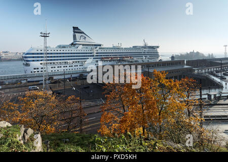 Helsinki, Finlandia - 14 Ottobre 2018: Brocca nave Silja Serenade di Tallink Silja Line ormeggiato a Olimpia terminale. Costruito nel 1990, la nave ha passenge Foto Stock