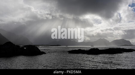 Raggi crepuscolari visibile che guarda al mare a Nyksund, Isole Vesteralen, Norvegia Foto Stock