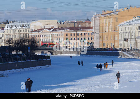 San Pietroburgo, Russia - 21 Febbraio 2018: la gente che camminava sul ghiaccio del fiume Fontanka a San Pietroburgo. Inverno tempo libero sul fiume congelato è il Rus Foto Stock