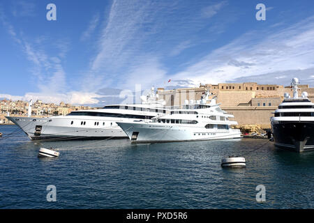 Drammatica sky-scape su superyacht ormeggiata in Dockyard Creek, Grand Harbour di Malta Foto Stock