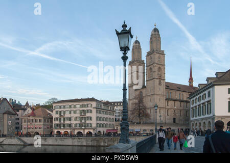 ZURICH, Svizzera - 28 Ottobre 2015 : vista tramonto Grossmunster chiesa in Limmat, Città di Zurigo, Svizzera Foto Stock