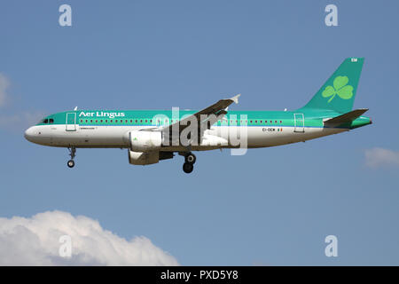 Irish Aer Lingus A320-200 con registrazione EI-DEM sul corto finale per la pista 01 dell'aeroporto di Bruxelles. Foto Stock