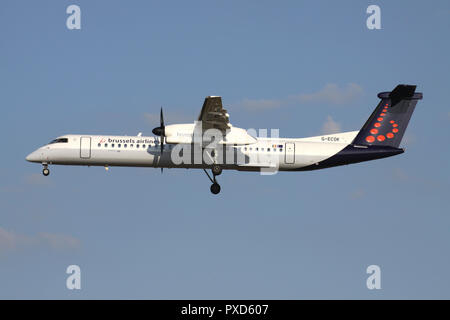 British flybe Bombardier Dash 8 Q400 in Bruxelles Airlines livrea con registrazione G-ECOK su corto finale per la pista 01 dell'aeroporto di Bruxelles. Foto Stock