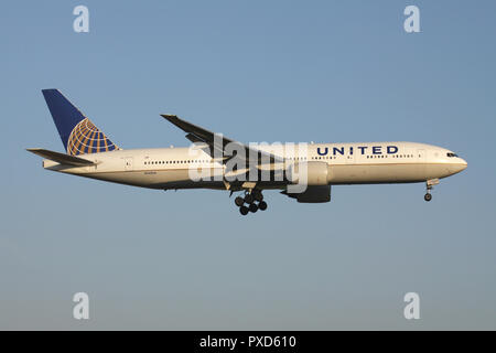 United Airlines Boeing 777-200 con registrazione N769UA su corto finale per la pista 01 dell'aeroporto di Bruxelles. Foto Stock