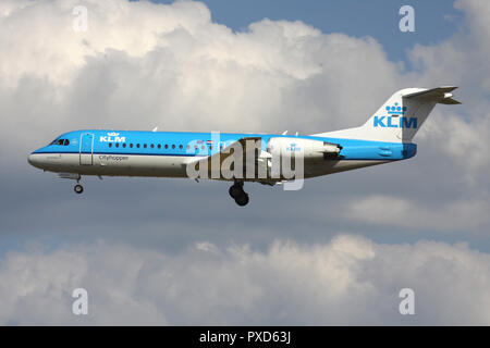 Olandese KLM Cityhopper Fokker 70 (vecchia livrea) con registrazione PH-LXP su corto finale per la pista 01 dell'aeroporto di Bruxelles. Foto Stock