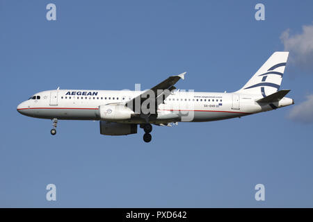 Egeo greco Airlies Airbus A320-200 con registrazione SX-DVR sul corto finale per la pista 01 dell'aeroporto di Bruxelles. Foto Stock