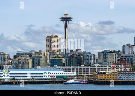 SEATTLE, nello stato di Washington - 30 Maggio 2018: Space Needle Tower e Seattle Waterfront visto da Elliott Bay. Foto Stock