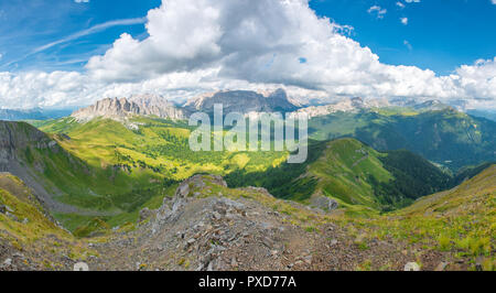 Vista panoramica sulle Dolomiti, su un luminoso giorno d'estate. Avvicinando tempesta con il bianco delle nuvole, mountain range, valle ricoperta di boschi e prati erbosi. Foto Stock