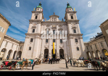 Salisburgo, Austria - Aprile 6, 2018: Molti carri trainati da cavalli con bellissimi cavalli parcheggiato di fronte alla cattedrale di Salisburgo sulla Domplatz in attesa di dare Foto Stock