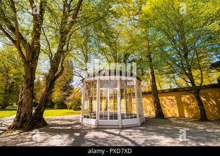 Salisburgo, Austria - 18 Aprile 2018: il "Sound of music" pavillion nel parco di Helbrunn dove "sedici andando su diciassette' scena è stata ripresa. Foto Stock