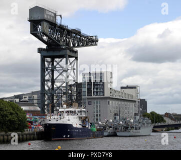 Il grand Finnieston gru si trova sulle rive del fiume Clyde e ormeggiato lì, in questa fotografia, è la Stella Polare, che è un pesante boa nave posa azionato da Nord Lighthouse Board. Molto più interessante sembra! Foto Stock