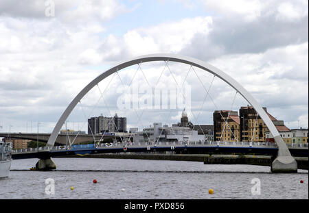 Uno di Glasgow il nuovissimo ponti pedonali è chiamato arco di Glasgow, ma, conosciuto localmente come la Squinty bridge come si attraversa il fiume Clyde in corrispondenza di un angolo a Glasgow. 2018. Foto Stock