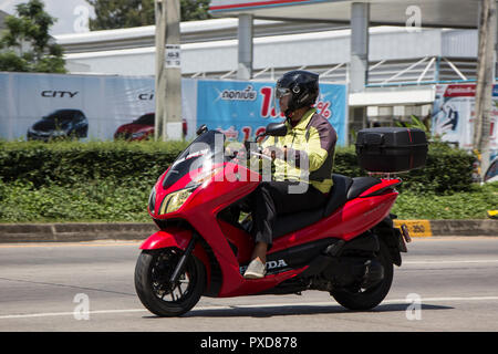 Licciana Nardi, Italia - 25 Settembre 2018: Privato Honda Forza motocicletta. Sulla strada No.1001, a 8 km dalla città di Chiangmai. Foto Stock