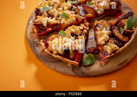 Dolce torta di prugne tagliate a fette Foto Stock
