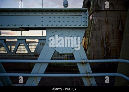 Trave rivettata dettaglio sulla sospensione di Menai Bridge, Bangor/Anglesey, Galles, Regno Unito Foto Stock