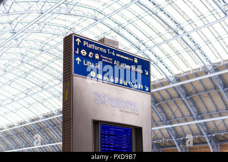 Stazione ferroviaria internazionale di St Pancras informazioni registrazione con scheda di partenza, London, Regno Unito Foto Stock