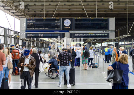 I passeggeri in attesa di fronte elettronico scheda di partenza alla stazione ferroviaria internazionale di St Pancras Station di Londra, Regno Unito Foto Stock