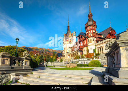 Famosa destinazione turistica, splendide royal il castello di Peles con giardino ornamentale e di alta montagna in background, Sinaia, Transilvania, Romania, Eur Foto Stock