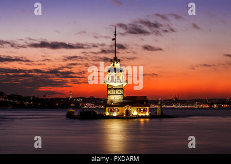 Maiden Tower (Kiz Kulesi) in Istanbul,anche popolare destinazione per il turismo. Foto Stock