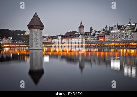 Kapelbrucke in Lucerna famoso punto di riferimento svizzero in bianco e nero con elementi di colore visualizza, famosi monumenti della Svizzera Foto Stock