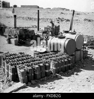 Wehrmacht Luftwaffe Deutsches Afrikakorps DAK Treibstoffversorgung - German Air Force / German Africa Corps alimentazione carburante Foto Stock