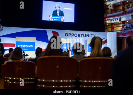 © Chris - Boll. 3/10/18 Birmingham , Regno Unito. Giorno di chiusura del congresso del partito conservatore al Centro Congressi Internazionale di Birmingham , inghilterra, oggi (Mercoledì 3 ottobre 2018). Il primo ministro Theresa Maggio offre il suo discorso di chiusura della conferenza. Photo credit: CHRIS BULL Foto Stock