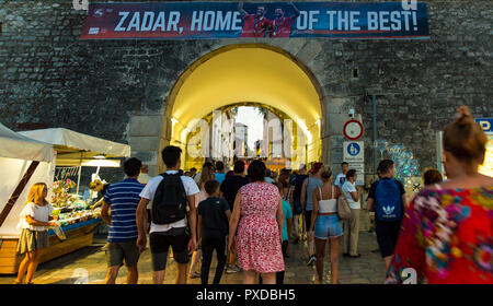 Il ponte porta d'ingresso alla città vecchia di Zadar con molti turisti di passaggio attraverso su una calda serata estiva. Foto Stock