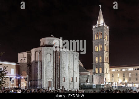 Chiesa di St Donatas & Campanile della Cattedrale di Santa Anastasia nel centro della città di Zara, Dalamatia, Croazia Foto Stock