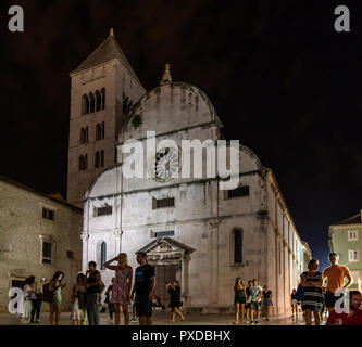 I turisti serpeggianti davanti la chiesa di Saint Mary/Monastero di notte nella città vecchia di Zara, Dalmazia, Croazia Foto Stock