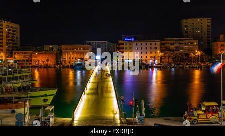 Città ponte (Gradski la maggior parte) di notte guardando dalla parte vecchia della città verso la città nuova. Zara, Dalmazia, Croazia Foto Stock